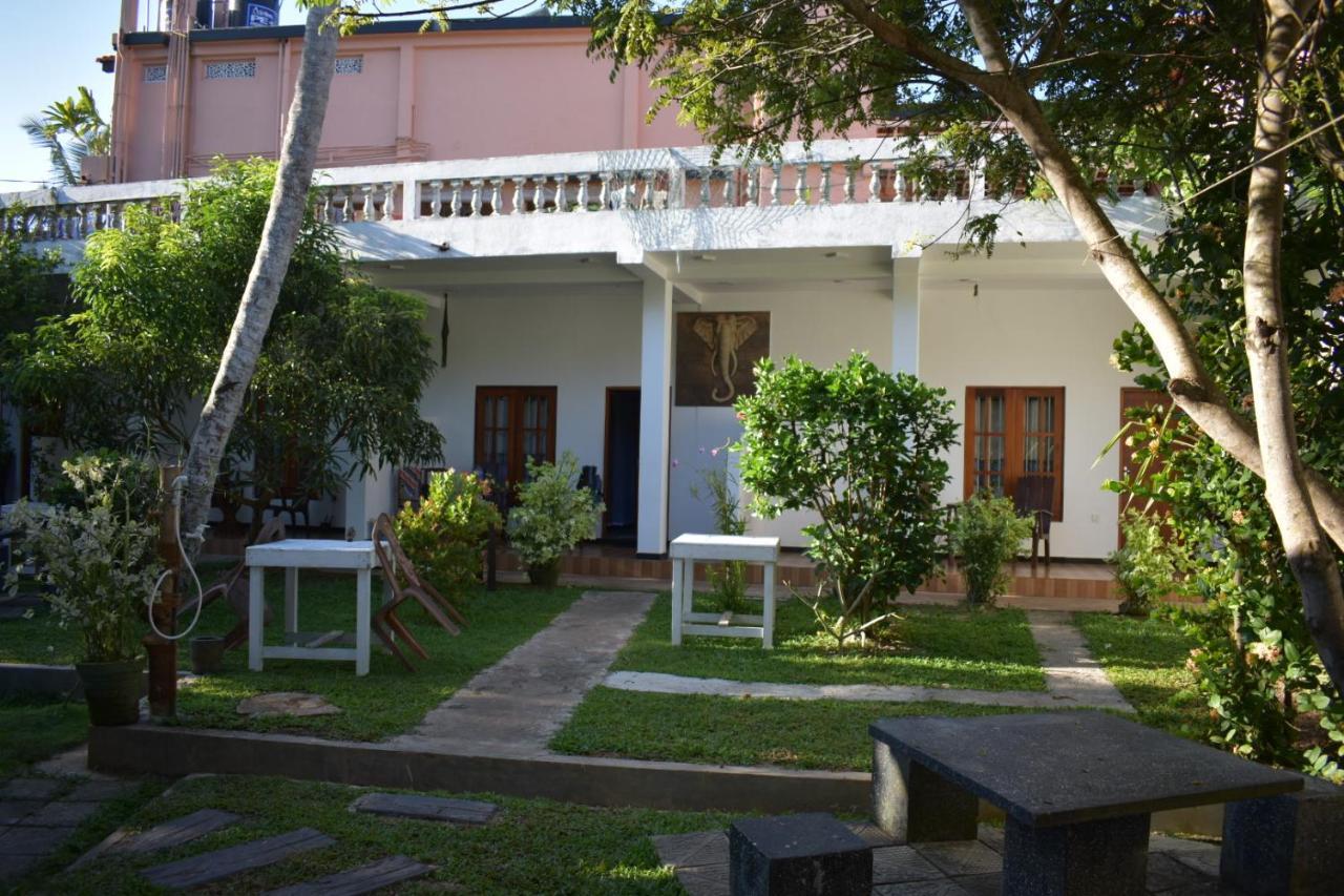 Aroma Guest House Мириса Екстериор снимка